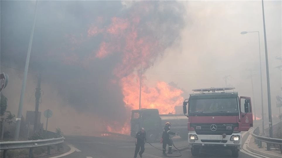 Μαίνεται η πυρκαγιά στα Γεράνεια Όρη – Εκκενώθηκαν οικισμοί